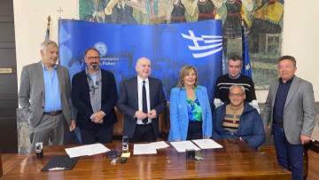 Υπογράφηκε σήμερα η Προγραμματική Σύμβαση για τη δωρεάν μετακίνηση ΑμεΑ