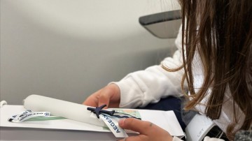 Λαμπάδες στους μικρούς ταξιδιώτες της προσέφερε η Aegean