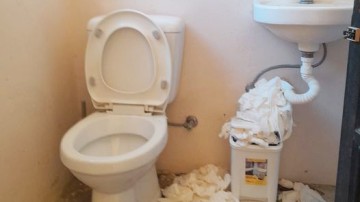 Εικόνες ντροπής προκαλούν οι τουαλέτες στη Φιλέρημο