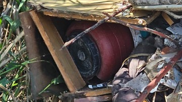 Ούτε φοβούνται, ούτε καταλαβαίνουν τίποτα:  Ξανά σκουπιδότοπος ο παραποτάμιος δρόμος στην Κρεμαστή