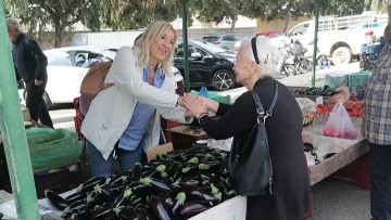 Τη λαϊκή αγορά του Αγ. Δημητρίου επισκέφθηκε η Ελευθερία Φτακλάκη, υποψήφια Βουλευτής της ΝΔ