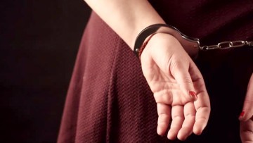 Έκλεψαν κάρτα και άρχισαν τα ψώνια δύο κουμπάρες