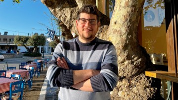 Από το τριθέσιο Δημοτικό Σχολείο της Ψίνθου, ερευνητής στο κορυφαίο πανεπιστήμιο γεωργικής έρευνας στον κόσμο