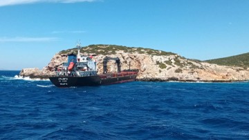 Αποκολλήθηκε το φορτηγό πλοίο που είχε προσαράξει στη Χάλκη