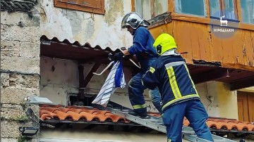 Ρόδος: Επιχείρηση της πυροσβεστικής να πιάσει φίδι που βρισκόταν σε εγκαταλελειμμένο σπίτι