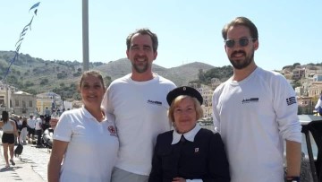 Στη Σύμη βρέθηκαν χθες οι γιοι του τέως βασιλιά Κωνσταντίνου - Φωτογραφήθηκαν με εθελόντριες του Ερυθρού Σταυρού