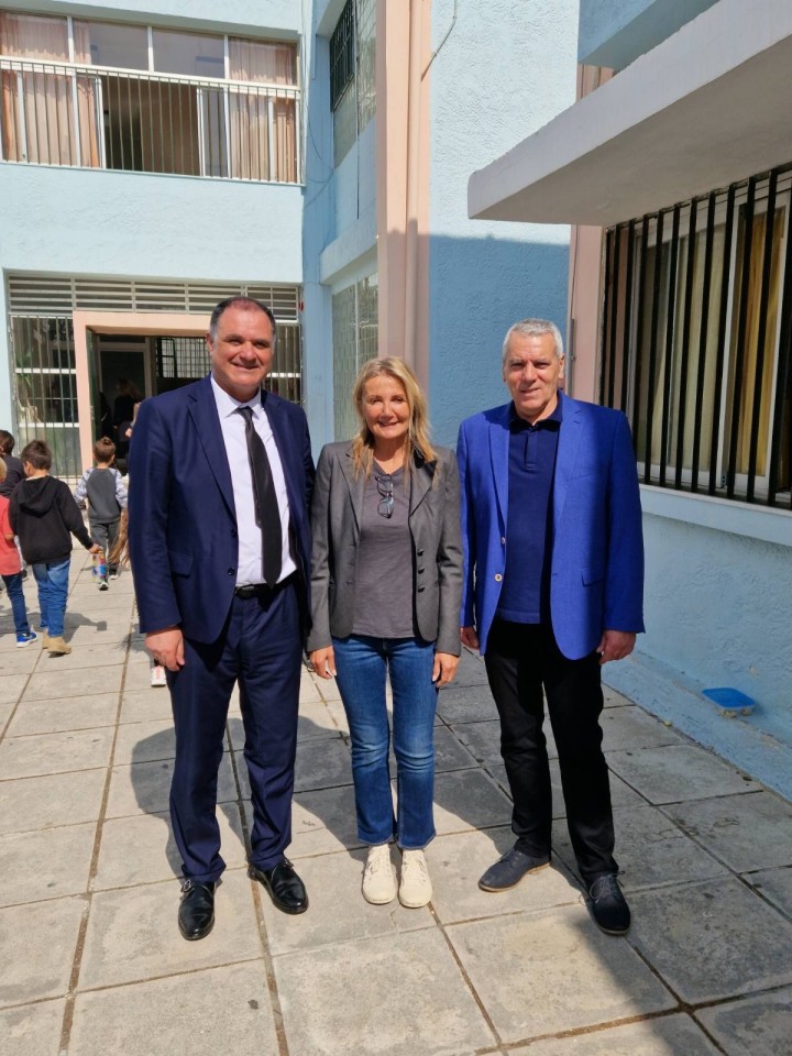 Η σύζυγος του πρωθυπουργού, Μαρέβα Γκραμπόφσκι, σήμερα το πρωί, μόλις έφθασε στη Ρόδο, επισκέφθηκε το 15ο δημοτικό σχολείο στο Ροδίνι, συνοδευόμενη από τον Γενικό Γραμματέα Πρωτοβάθμιας, Δευτεροβάθμιας Εκπαίδευσης και Ειδικής Αγωγής και Εκπαίδευσης του Υπουργείου Παιδείας κ. Αλέξανδρο Κόπτση και τον αντιδήμαρχο παιδείας κ. Στράτο Καρίκη. Αμέσως μετά, η σύζυγος του πρωθυπουργού μετέβη στο Μέγαρο της περιφέρειας όπου την υποδέχθηκε ο περιφερειάρχης, Γιώργος Χατζημάρκος.