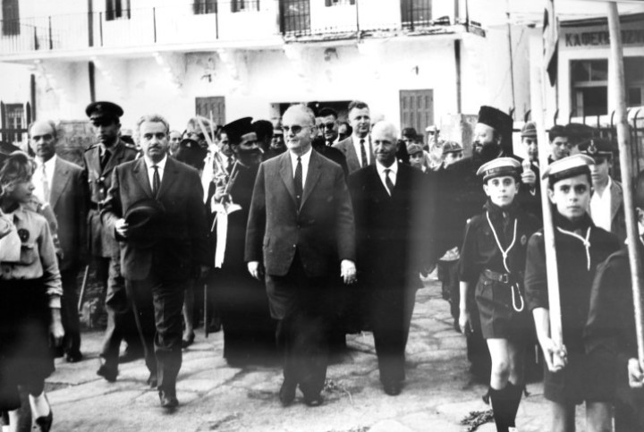 Ο βουλευτής Δωδεκανήσου και υπουργός Στέλιος Κωτιάδης (κέντρο) στο λιμάνι της Καρπάθου