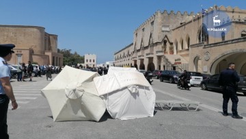 Ομπρέλες στον κεντρικό δρόμο της πλατείας δημαρχείου, έστησαν διαμαρτυρόμενοι ομπρελάδες