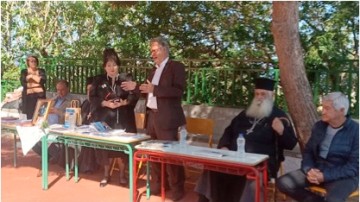 Προσκεκλημένη του δημοτικού σχολείου Μανδρακίου Νισύρου, η ποιήτρια  Ανδρομάχη Διαμαντοπούλου σε απονομή βραβείων ποίησης στους μαθητές