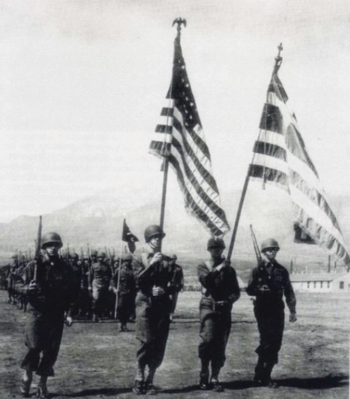 Το Greek Battalion παρελαύνει στο Camp Carson, μετά την αποπεράτωση της βασικής εκπαίδευσης