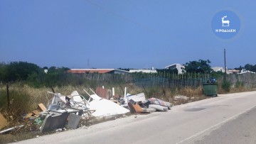 Μεγάλες ποσότητες σκουπιδιών κοντά σε κεντρικό δρόμο της Κρεμαστής