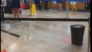Τριτοκοσμικές εικόνες στο αεροδρόμιο της Ρόδου - Μάζευαν τα νερά της βροχής με τους κουβάδες