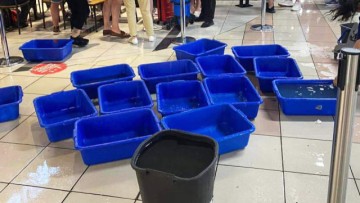 Ποιος λέει ότι δεν έγινε πρόοδος στο αεροδρόμιο;  Οι κουβάδες από κίτρινοι έγιναν μπλε!
