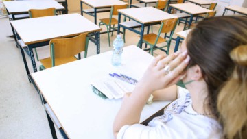 Παρέμβαση Ντογιάκου μετά τη νέα κατάρρευση της πλατφόρμας για την «τράπεζα θεμάτων»