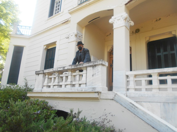 Στην είσοδο της οικίας της Π. Δέλτα