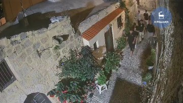 Έσπασαν με κλωτσιά το τζάμι κεντρικής πόρτας σε σπίτι 84χρονης στην Παλιά Πόλη (βίντεο)