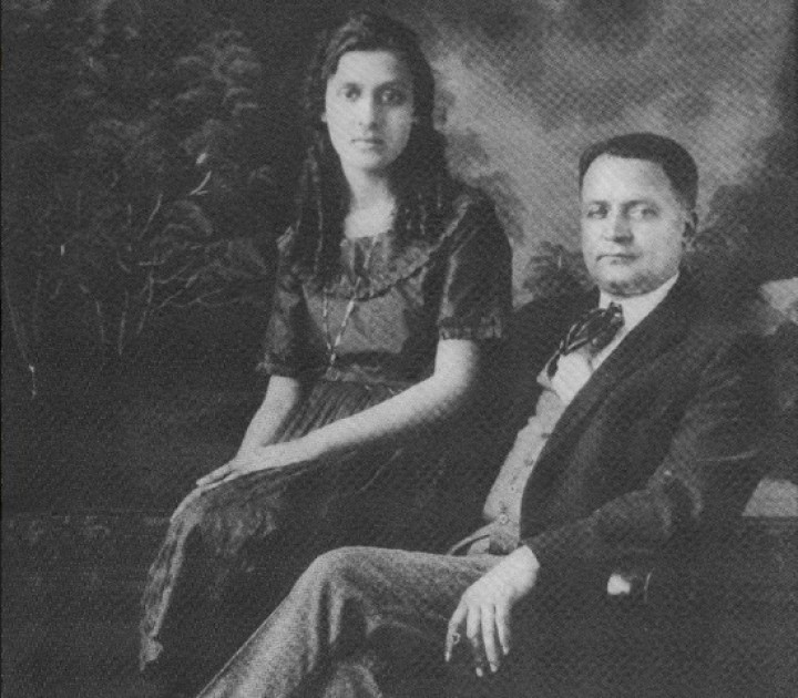 Φραγκουλιά Παρζαζή με τον πατέρα της, το πρώτο γνωστό Δωδεκανησόπουλο που γεννήθηκε (το 1908) στην Αμερική, στην Νέα Ορλεάνη