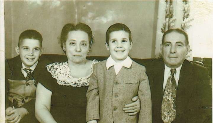Από το Κοσκινού της Ρόδου ο Νίκος Διακάκης και από την Κάρπαθο η Πηνελόπη Ματσάκη ήρθαν στο Canonsburg PA και ένωσαν την ζωή τους. Στην φωτογραφία απολαμβάνουν τα εγγόνια τους Νίκο (αριστερά) και Μανώλη Σταματάκη