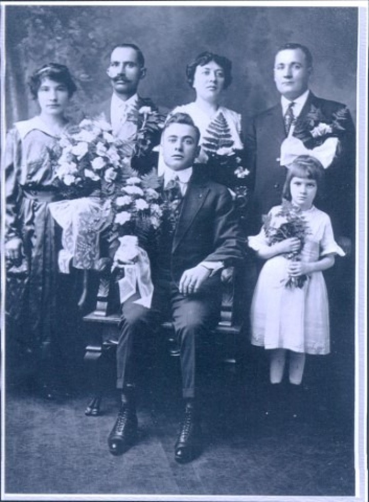 Από τον γάμο της Μαρίας Παντελή (δεξιά της νύφης οι γονείς του γαμπρού και ο κηδεμόνας της), με τον Ευθύμιο Δαλιάνη στο Zeigler IL