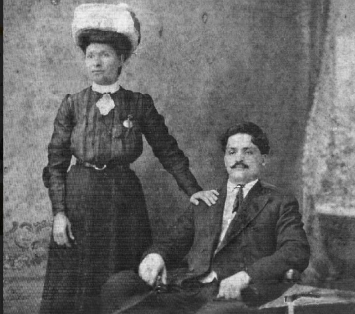 Μαρία Διακομιχάλη, μια από τις πρώτες Δωδεκανήσιες που μετανάστευσαν στην Αμερική, το 1905, με τον άνδρα της Μηνά Παρζαζή, στην Νέα Ορλεάνη