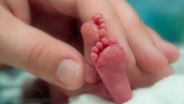 Ανοιχτή επιστολή για τη μεγάλη περιπέτεια γυναίκας και νεογνού που γέννησε δίδυμα στη Ρόδο: "Είμαστε στο έλεος Του Θεού"