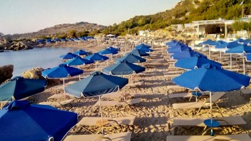 Νίκος Χατζηνικόλας, παιδίατρος: «Αφήστε χώρο και για μας στις παραλίες μας»