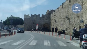 Ειδικά κολωνάκια περιμετρικά του λιμανιού για την απαγόρευση στάθμευσης