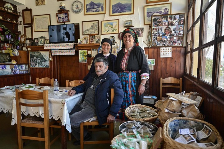 Η Ειρήνη με τους γονείς της σε καφενείο της Ολύμπου