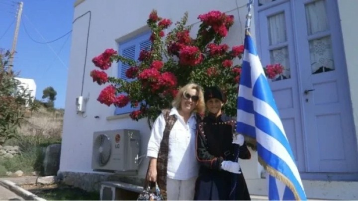 Η εκπαιδευτικός Μαρία Τσαλιέρα υπηρέτησε στους Αρκιούς δίνοντας τεράστιο αγώνα για να μην κλείσει το σχολείο και ο μικρός Χρήστος, πρώην μαθητής του σχολείου των Αρκιών
