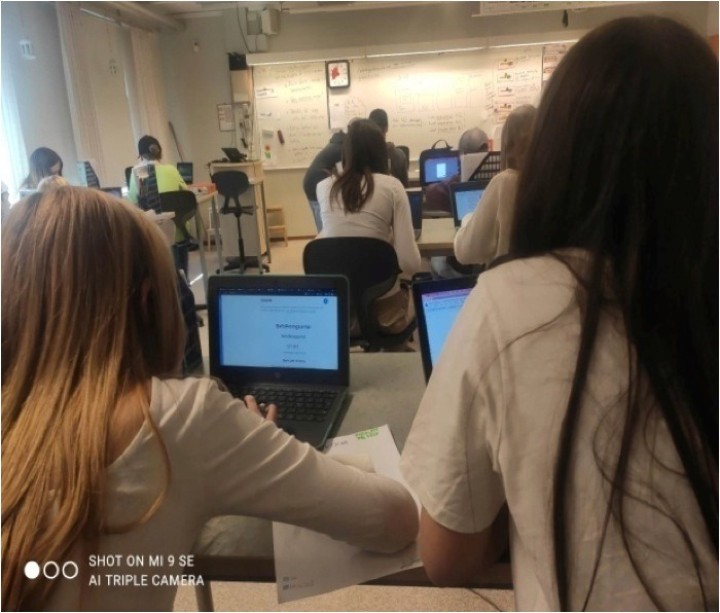 Οι μαθητές εργάζονται στο δικό τους pc που τους παρέχει το σχολείο