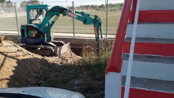 Προβολείς και στο γήπεδο Θεολόγου