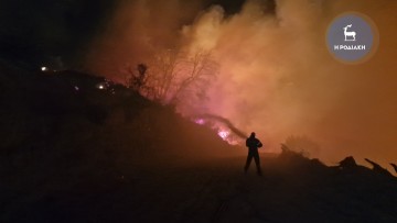 Υπό έλεγχο τέθηκε τα ξημερώματα η επικίνδυνη φωτιά στ' Αφάντου - ξεκίνησε από δίκυκλο που τυλίχτηκε στις φλόγες