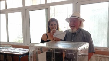 Σεραφείμ Αθανασίου, ετών 99: «Φωτογραφίστε με γιατί ίσως είναι η τελευταία φορά που ψηφίζω» - είπε στη δικαστική αντιπρόσωπο