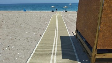 Προσβασιμότητα των ατόμων με αναπηρία στην παραλία Αφάντου- τοποθετήθηκαν οι μηχανισμοί πρόσβασης στη θάλασσα