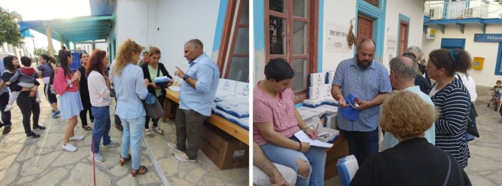 Οι υπεύθυνοι του προγράμματος GWP-Med Χαράλαμπος Λάππας (αριστερά) και Νίκος Μιχόπουλος (δεξιά) διανέμουν κιτ εξοικονόμησης νερού και εξηγούν τη χρήση τους στους κατοίκους της περιοχής.