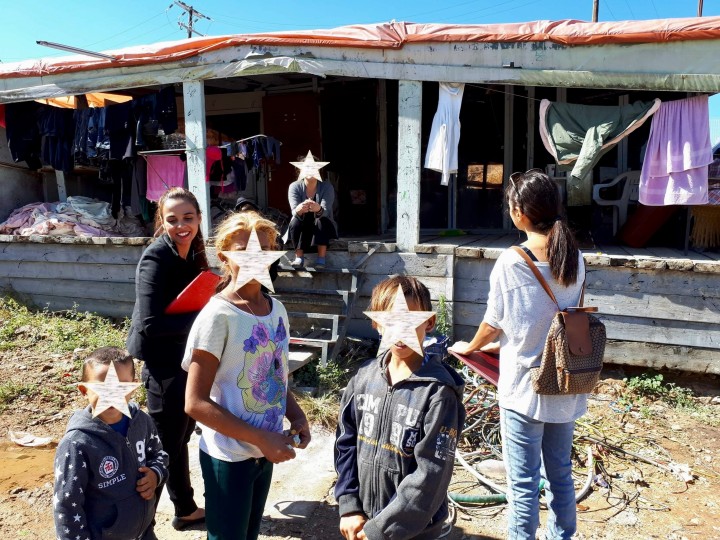 Η Ειρήνη Θεοδωροπούλου με τα μικρά τσιγγανόπαιδα  στον καταυλισμό του Κορακόνερου