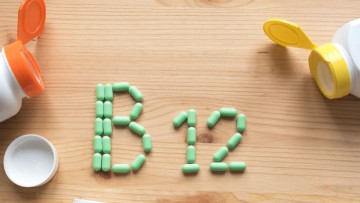 Ανεπάρκεια βιταμίνης Β12: Τα συμπτώματα και ποιοι πρέπει να κάνουν εξέταση αίματος