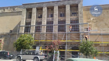 Τοποθετούνται οι σκαλωσιές για τις εργασίες στο Εθνικό Θέατρο