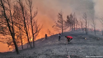 Ρόδος: Μεγάλες αναζωπυρώσεις στο μέτωπο της φωτιάς- Ανεξέλεγκτη η κατάσταση στο μέτωπο των Λαέρμων