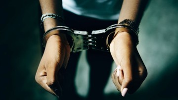 45χρονη επιτέθηκε σε 23χρονο και του αφαίρεσε μία αλυσίδα από τον λαιμό