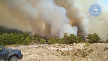 Συνεχίζονται οι ρίψεις νερού αλλά η κατάσταση παραμένει εκτός ελέγχου