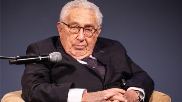 Η. Καραβόλιας: Το γεράκι και η παγκόσμια ειρήνη