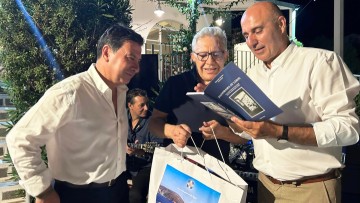 Στο νησί της Λέρου ο διάσημος Τούρκος μουσικοσυνθέτης Zulfu Livaneli’s με τον δήμαρχο Μπόντρουμ