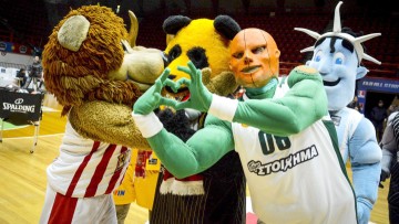 Οι μασκότ του Ολυμπιακού και της ΑΕΚ στο “6ο Kos 3X3 Basketball Festival”