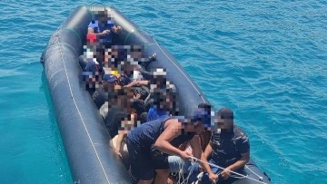 Εντοπισμός σκάφους με 22 μετανάστες και σύλληψη του διακινητή τους στα Στεγνά