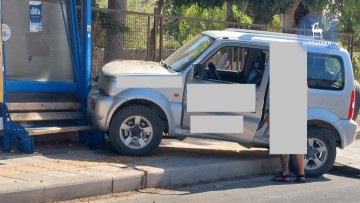 Ρόδος: Αυτοκίνητο "καρφώθηκε" σε στάση λεωφορείου - Ευτυχώς δεν τραυματίστηκε κανείς