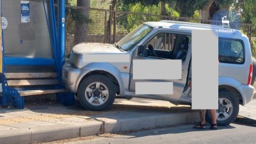 Ρόδος: Αυτοκίνητο "καρφώθηκε" σε στάση λεωφορείου - Ευτυχώς δεν τραυματίστηκε κανείς