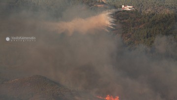 Συνεχίζονται οι προσπάθειες για τον περιορισμό της πυρκαγιάς στο νησί μας
