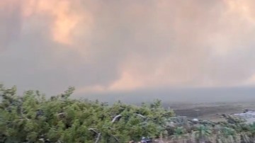 Επιτάσσονται όλα τα σκάφη από το λιμεναρχείο και σπεύδουν στην περιοχή όλα τα λεωφορεία της ΡΟΔΑ